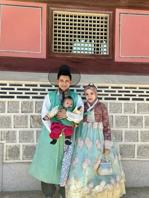 Chand Kelvin dan keluarga pakai hanbok