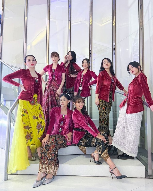 7 Portraits of Cherry Belle Reunion at the 2021 Indonesian Tourism Village Awards Night, Wearing Kebaya in Unison - Still Charming and Cheerful Even Though They Are Already Mothers