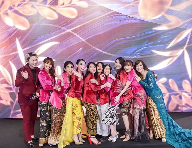 7 Portraits of Cherry Belle Reunion at the 2021 Indonesian Tourism Village Awards Night, Wearing Kebaya in Unison - Still Charming and Cheerful Even Though They Are Already Mothers