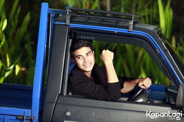 7 Portraits of Cinta Brian Riding a Pickup Truck in the TV Series 'BUKU HARIAN SEORANG ISTRI', Looking Handsome - Still Masculine