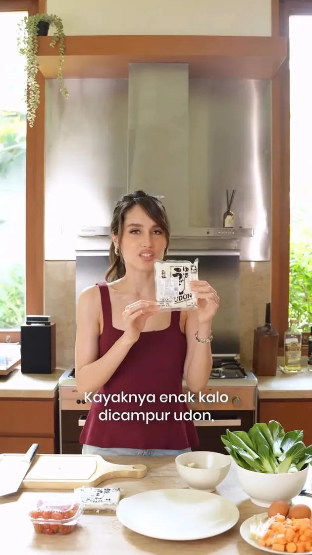 Cinta Laura Masak Seblak Sehat