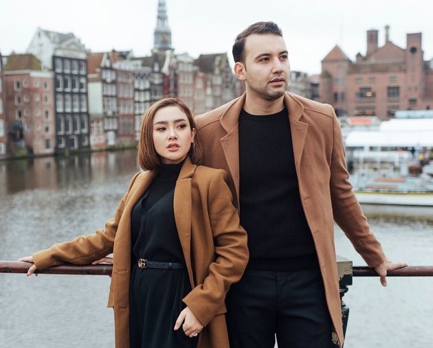 7 Photos of Cita Citata and Roy Geurts Strolling in Amsterdam City Wearing Matching Outfits, Pre-wedding?
