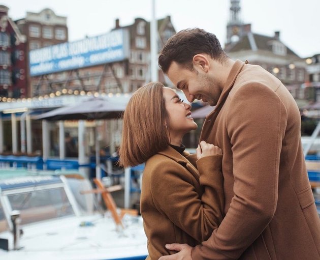 7 Photos of Cita Citata and Roy Geurts Strolling in Amsterdam City Wearing Matching Outfits, Pre-wedding?