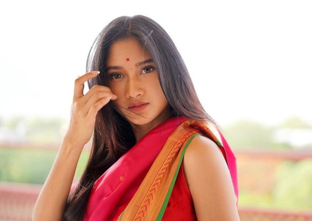7 Portraits of Claresta Taufan, Star of the Soap Opera 'BUKU HARIAN SEORANG ISTRI', Wearing Traditional Indian Clothes, Looking Beautiful and Elegant while Dancing