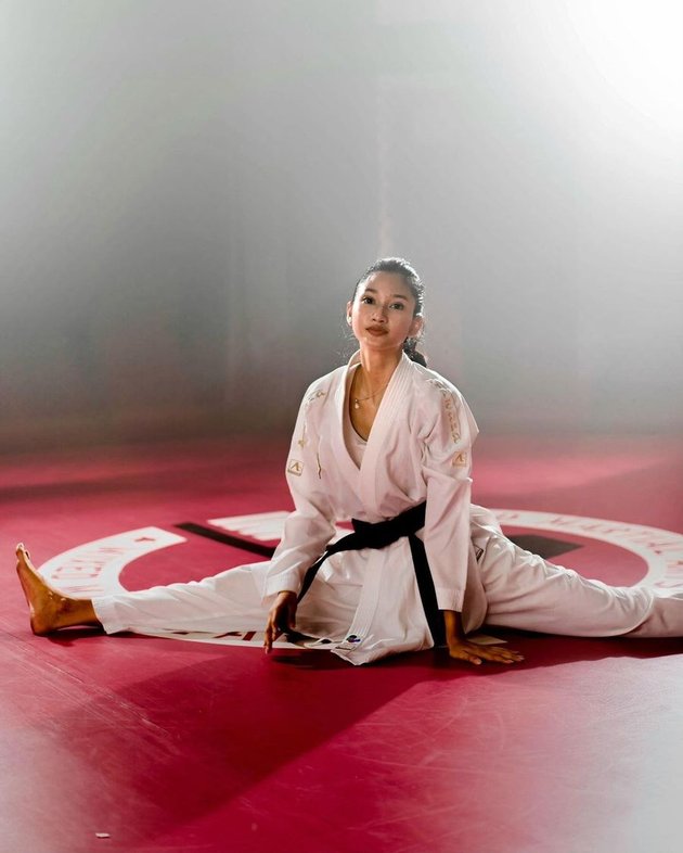Seperti yang telah disebutkan sebelumnya, Claresta Taufan merupakan aktris sekaligus atlet karate.