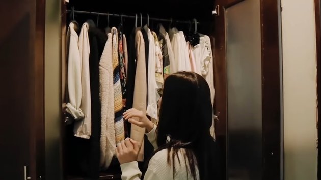 7 Portraits of Angela Gilsha's Closet, the Antagonist in 'SAMUDRA CINTA', There is an Expensive Sweater that is Only Worn Once