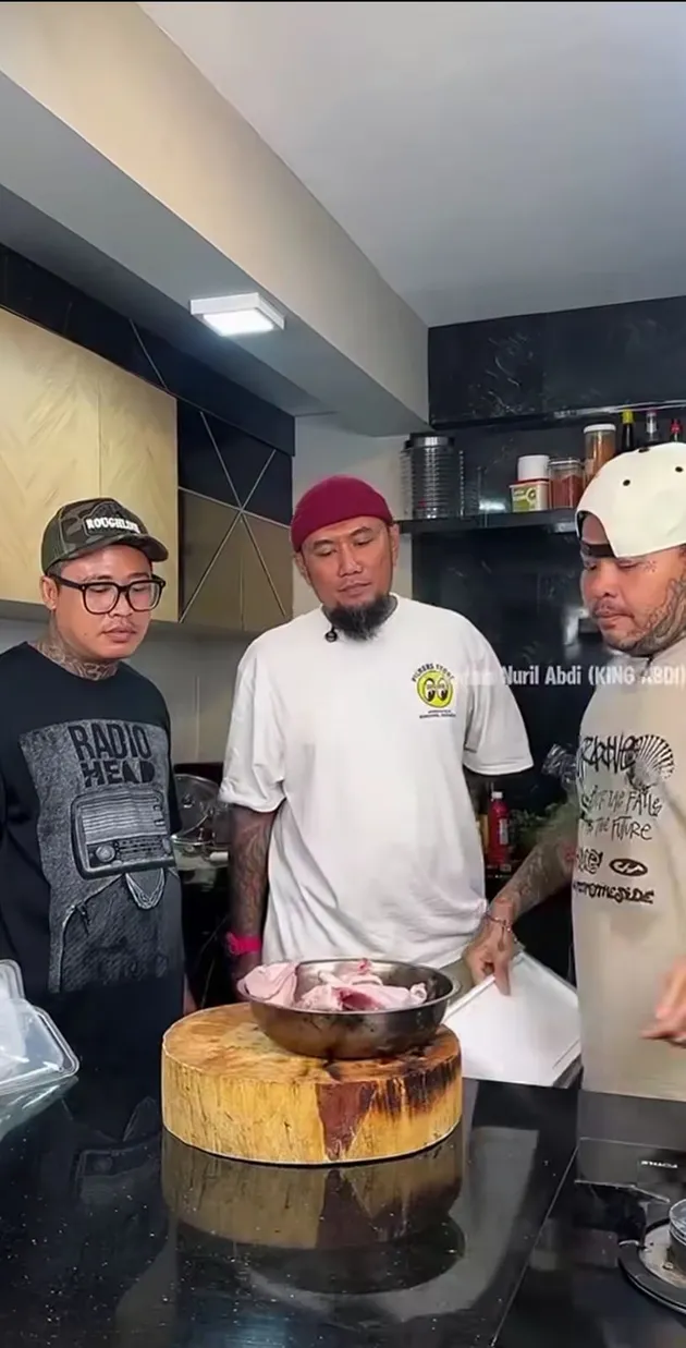 King Abdi memasak di dapur