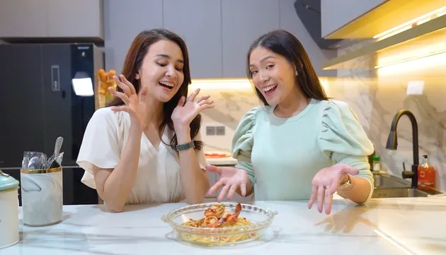 Dapur Rumah Michelle Ziudith desain minimalis