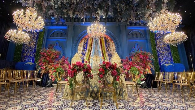 7 Portraits of Luxurious Decorations at Nikita Willy's Wedding, Full of Fresh Flowers - Like a Thousand and One Nights Palace