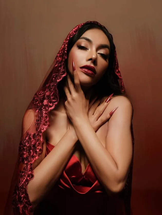 Denada pemotretan serba merah