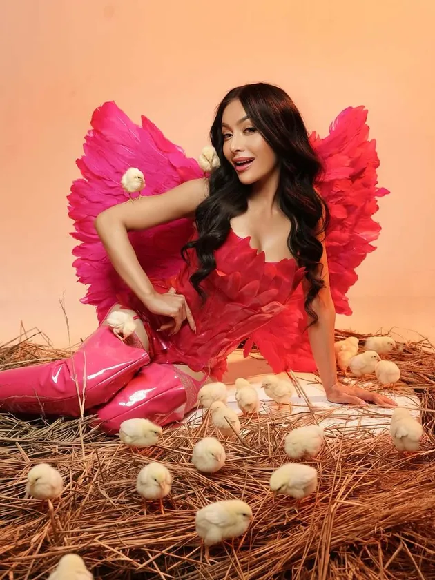 Denada pakai baju pink sama anak ayam