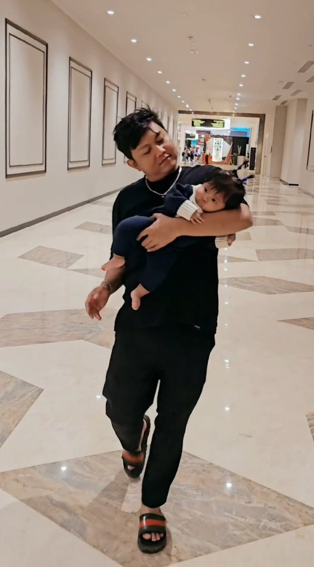 7 Photos of Denny Caknan Taking Care of Dek Cunda While Bella Bonita is Shopping, Netizens are Focused on the 'Antenna' that Keeps Getting Higher