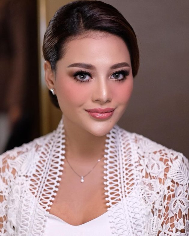 7 Portraits of Aurel Hermansyah's Makeup and Kebaya Details during the Engagement, Called the Love Theme Because of Illusion
