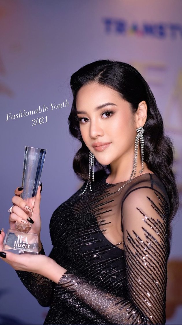 7 Portraits of Anya Geraldine's Detailed Appearance at the Insert Fashion Award 2021, Beautiful and Enchanting - Wearing a High Slit Dress