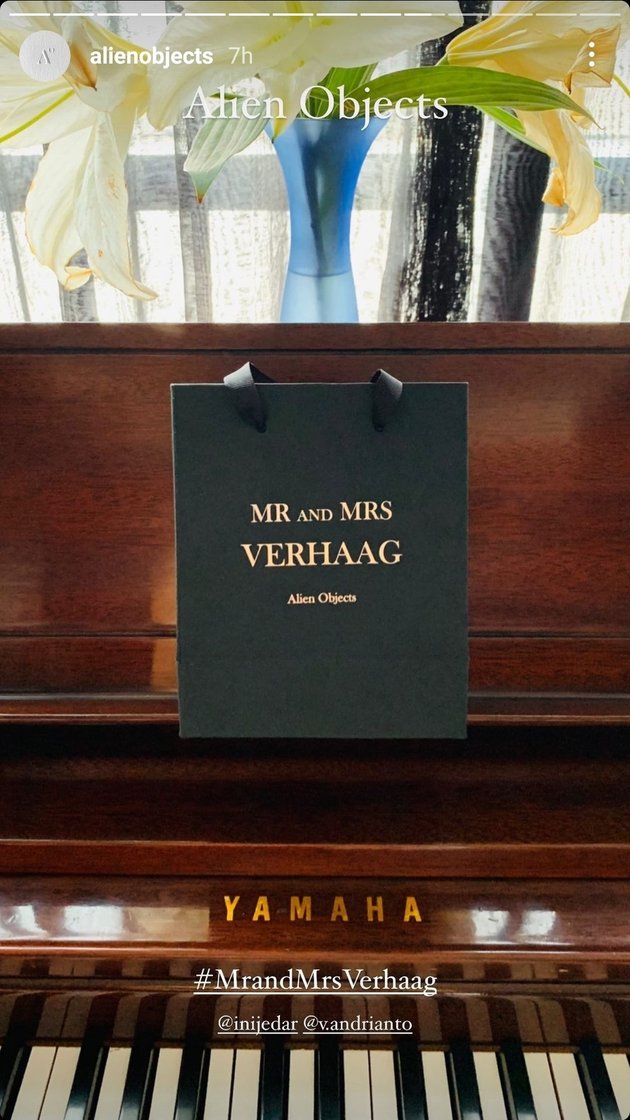 Sovenir pernikahan Jedar dan Vincent dikemas cantik dalam sebuah tas bertuliskan 