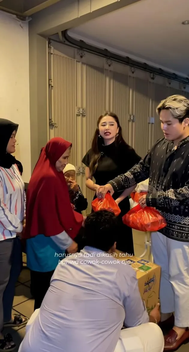 Dewi Perssik Bagi-bagi Sembako