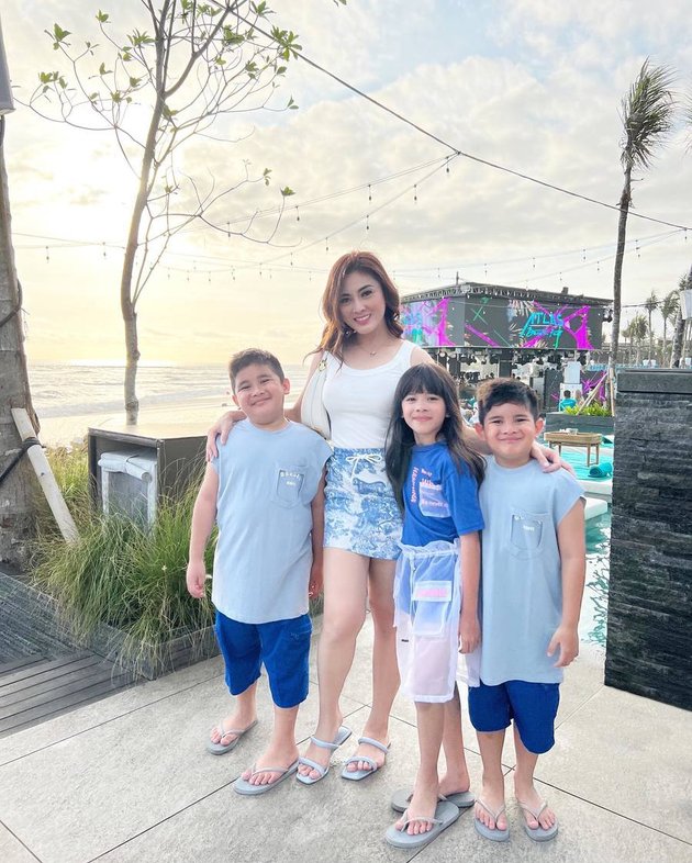 7 Photos of Dhea Devanka with Her 3 Children, Looking More Beautiful and Happy