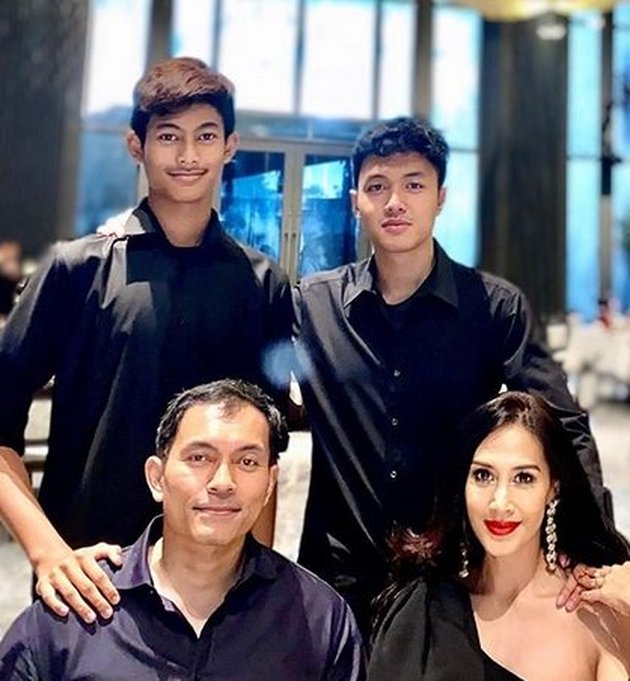 7 Portraits of Diah Permatasari with Her Two Handsome and Teenage Sons, Her Height Becomes the Highlight - Like Siblings
