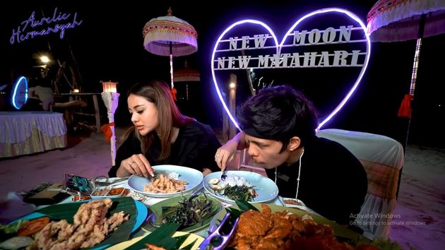 7 Portraits of Aurel Hermansyah and Atta Halilintar's First Dinner, Romantic Seafood Dinner by the Beach