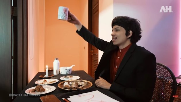 7 Portraits of Romantic Dinner Aurel Hermansyah and Atta Halilintar during Self-Isolation, Still Able to Feed Each Other Despite Being Far Apart - Simple Menu