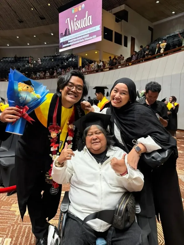 Suti Karno di Gedung Wisuda