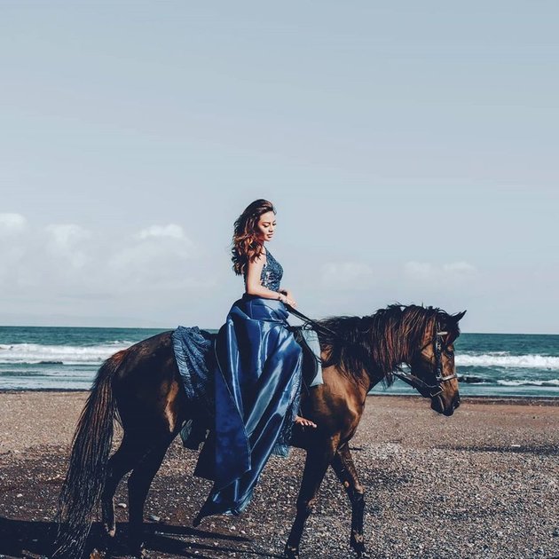 7 Epic Photos of Ashanty and Aurel Hermansyah Riding Horses on the Beach, Like Tough Princesses - Flooded with Praise