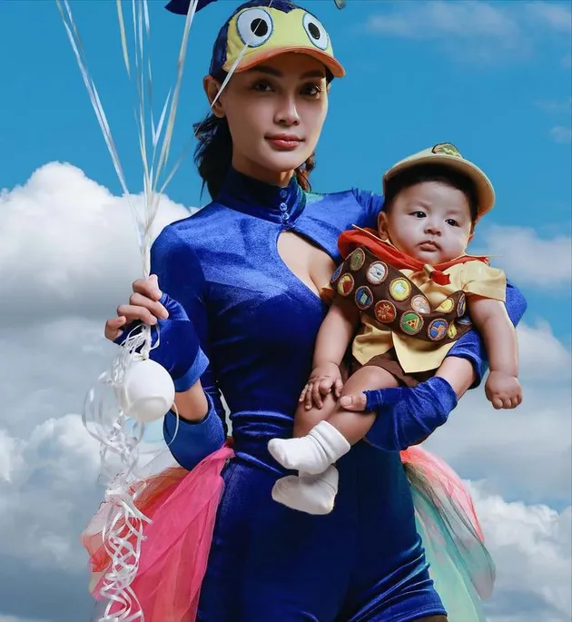 Erika Carlina pakai kostum film Up