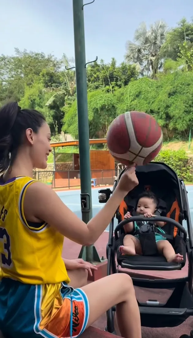 Erika Carlina Main Basket