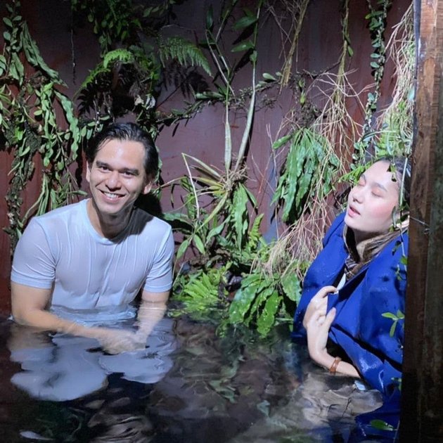 7 Portraits of Fajar and Nana Trapped in the Rain in the Soap Opera 'BUKU HARIAN SEORANG ISTRI', Netizens: Just Reconciled with Dewa