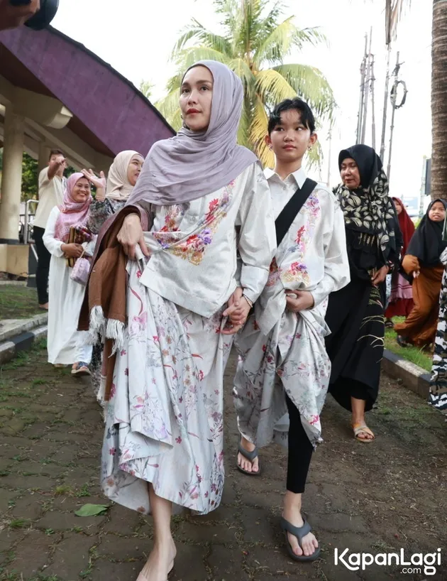 Potret Ayu Ting Ting Berangkat Salat Idul Adha