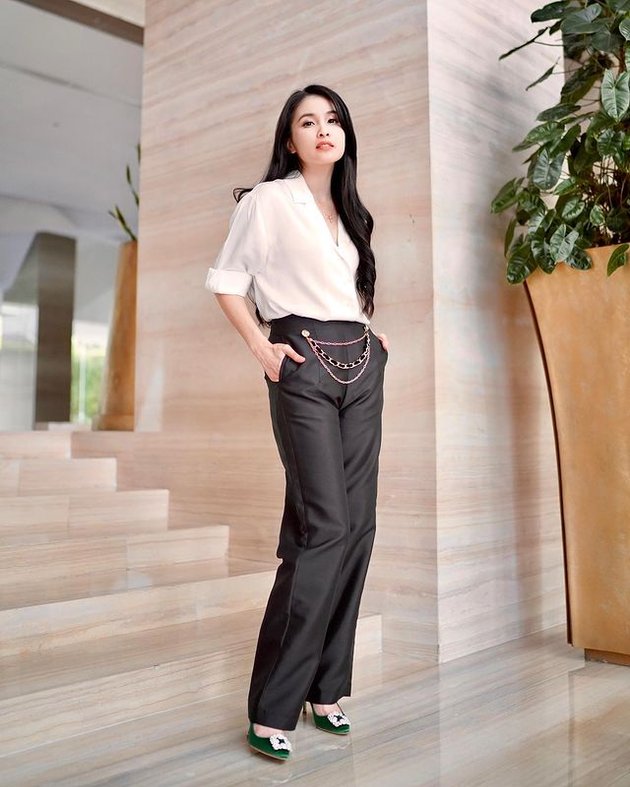 7 Portraits of Sandra Dewi's Fashion that Always Looks Beautiful and Elegant Like Characters in Korean Dramas