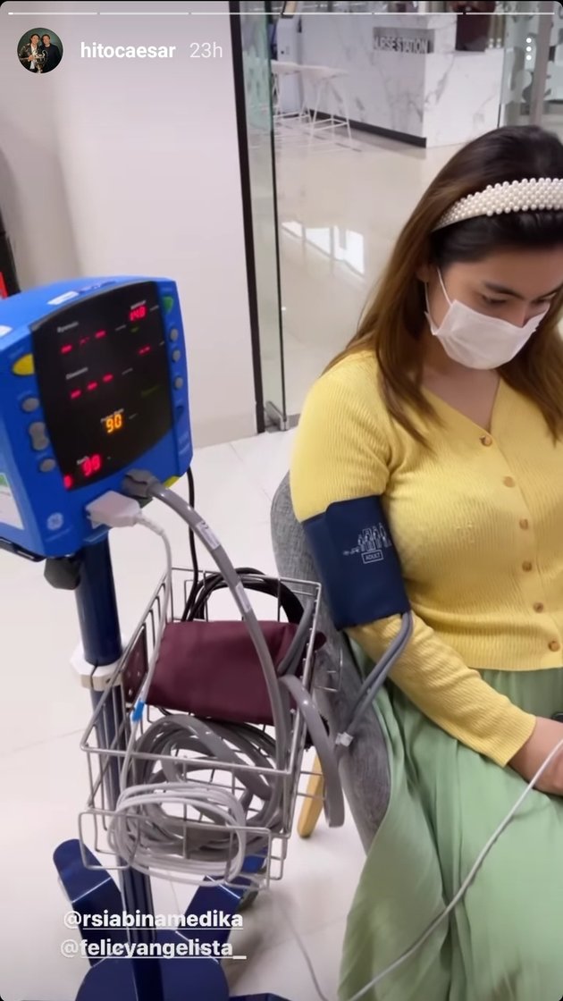 Sebelum cek kandungan, Felicia Angelista menjalani sederet pemeriksaan kesehatan. Salah satunya adalah mengecek tekanan darah.