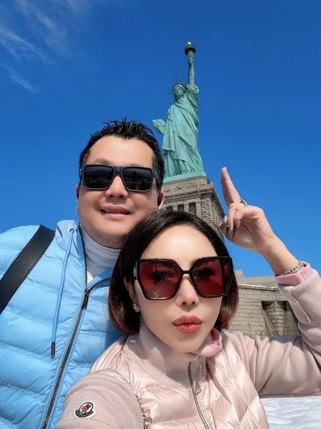 Femmy Permatasari Kunjungi Patung Liberty