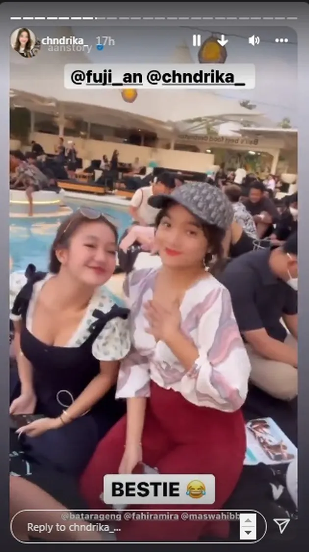 Potret Fuji tutupi bagian dadanya.