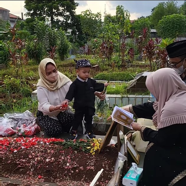 7 Portraits of Gala Sky's First Visit to Vanessa Angel and Bibi Andriansyah's Graves, Moments of Shedding Tears of Watering Flowers