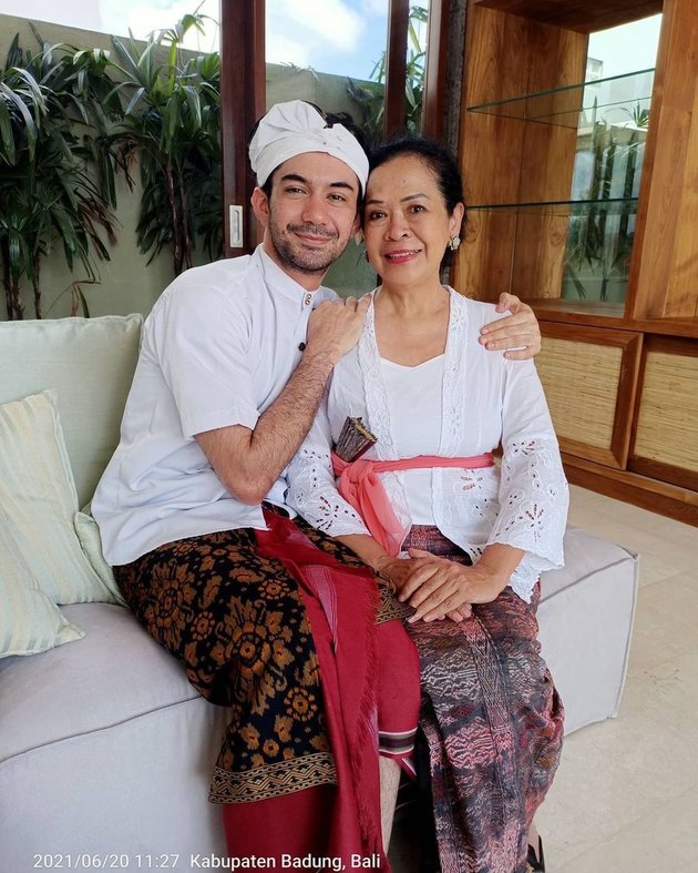7 Handsome Portraits of Reza Rahadian Wearing Traditional Clothing During the Inauguration Ceremony of His New Villa in Bali, Harmonious and Happy with His Mother
