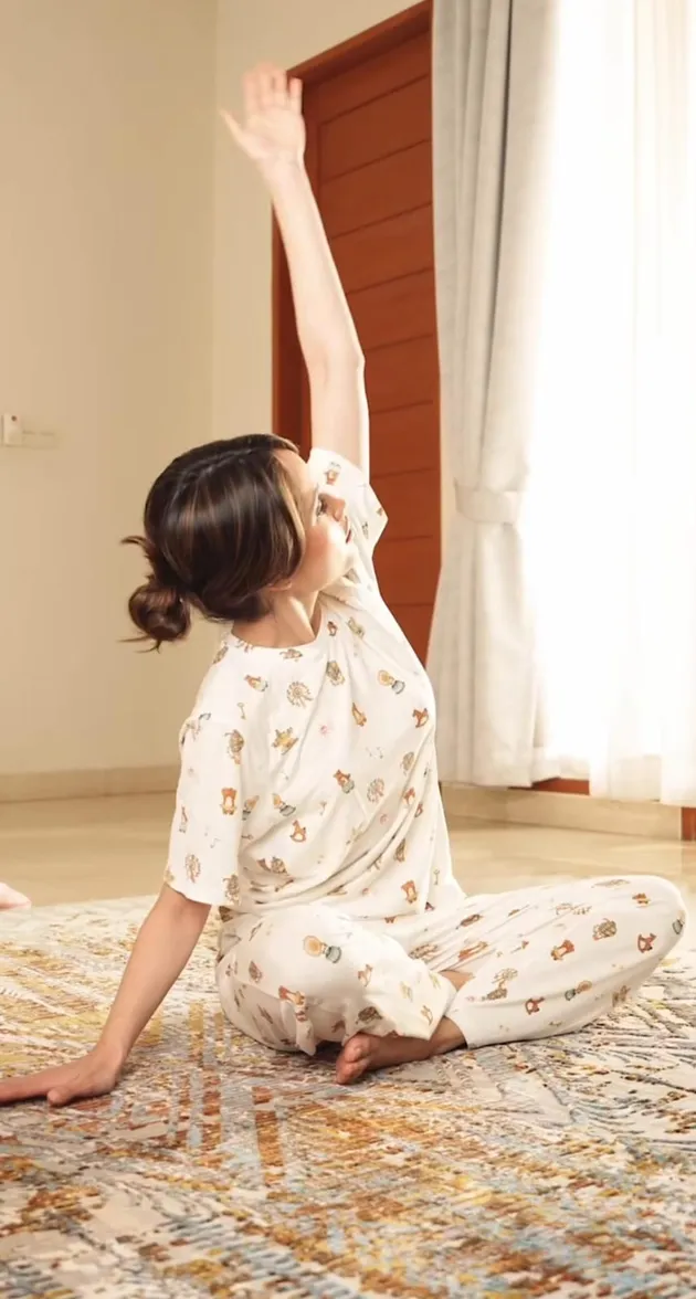 Gaya Kasual Cinta Laura pakai piyama