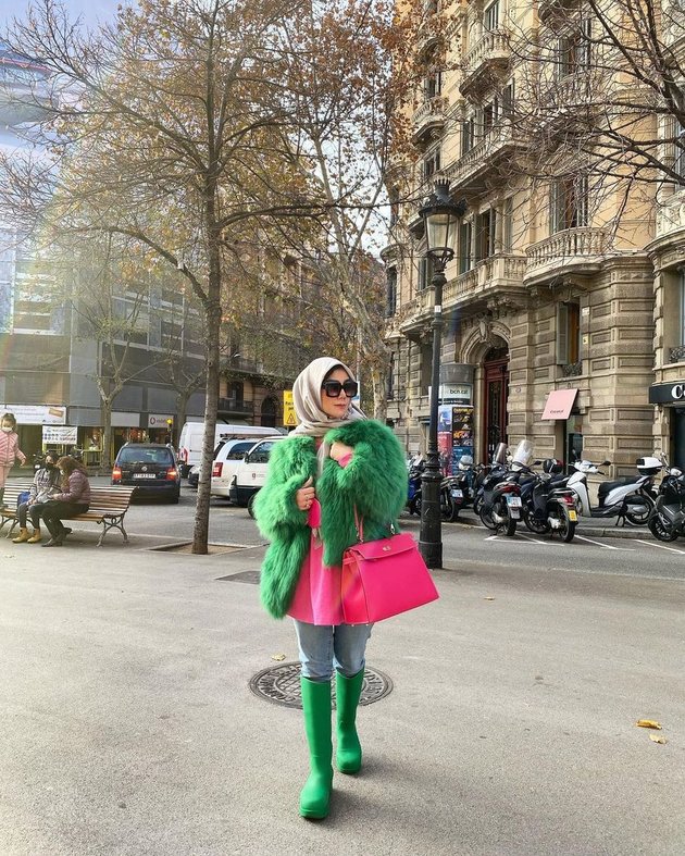 7 Cool Style Portraits of Amy Qanita During Vacation in Barcelona, Fresh with All-Green OOTD - Netizens: Thought it was Syahrini