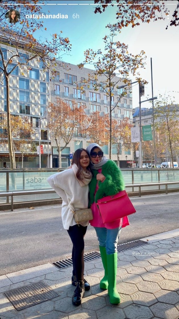 7 Cool Style Portraits of Amy Qanita During Vacation in Barcelona, Fresh with All-Green OOTD - Netizens: Thought it was Syahrini