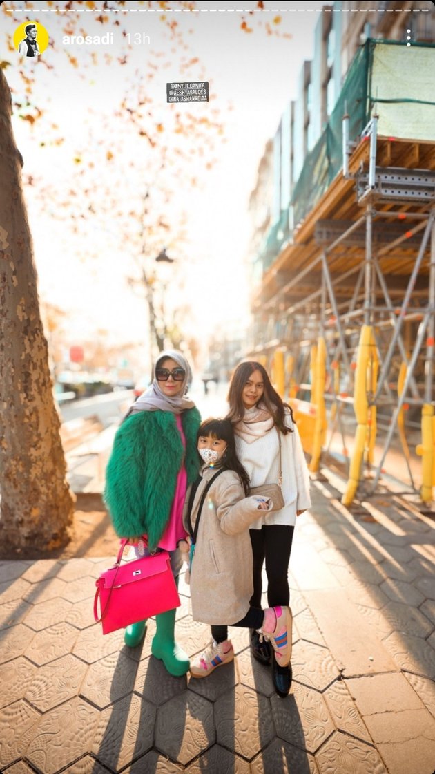 7 Cool Style Portraits of Amy Qanita During Vacation in Barcelona, Fresh with All-Green OOTD - Netizens: Thought it was Syahrini