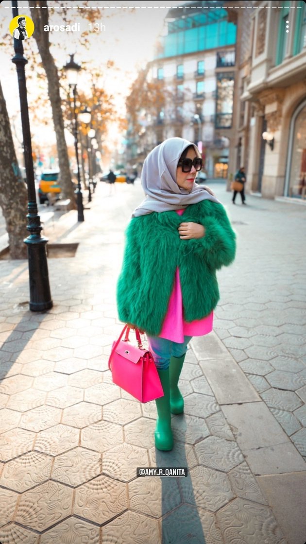 7 Cool Style Portraits of Amy Qanita During Vacation in Barcelona, Fresh with All-Green OOTD - Netizens: Thought it was Syahrini