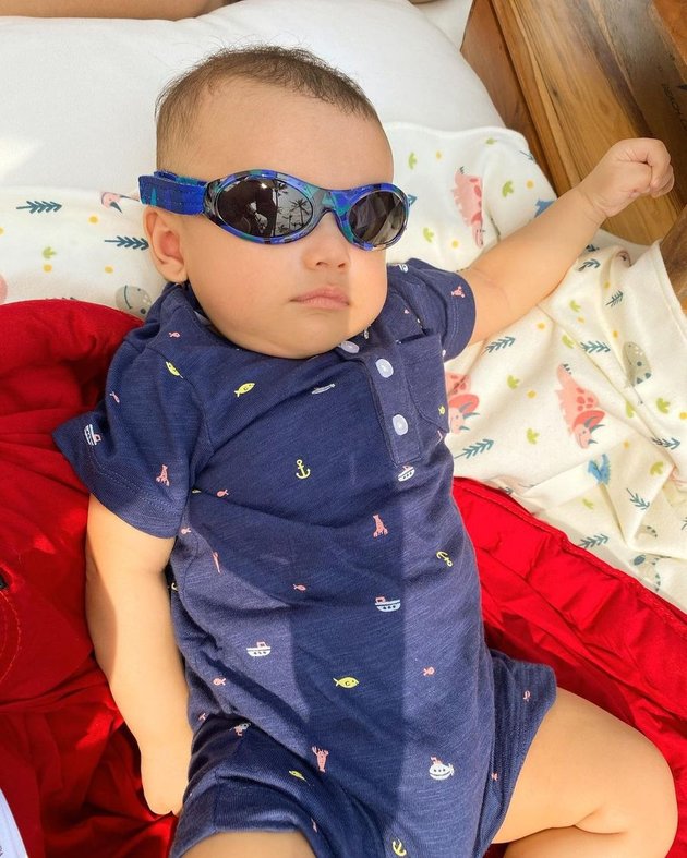 7 Adorable Vacation Styles of Celebrity Children, Wearing Sunglasses - Egg Dress