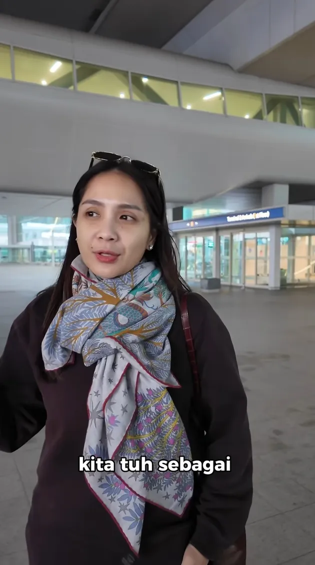 Gaya Nagita Slavinapakai scraf di Korea
