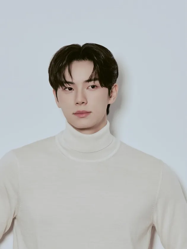 Pesona Lee Chae Min dalam Balutan Turtleneck Putih