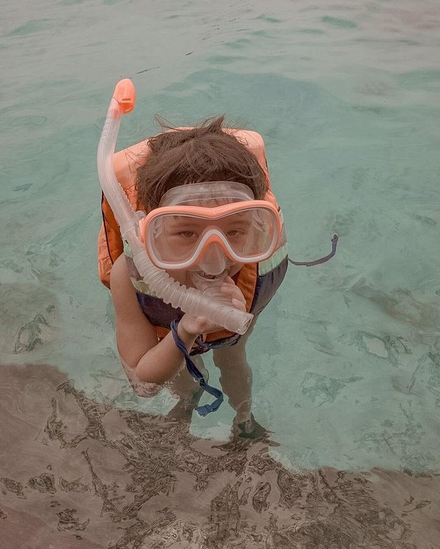 7 Adorable Photos of Gempi While Snorkeling, Initially Annoyed by the Salty Water - Making Gisella Anastasia Proud