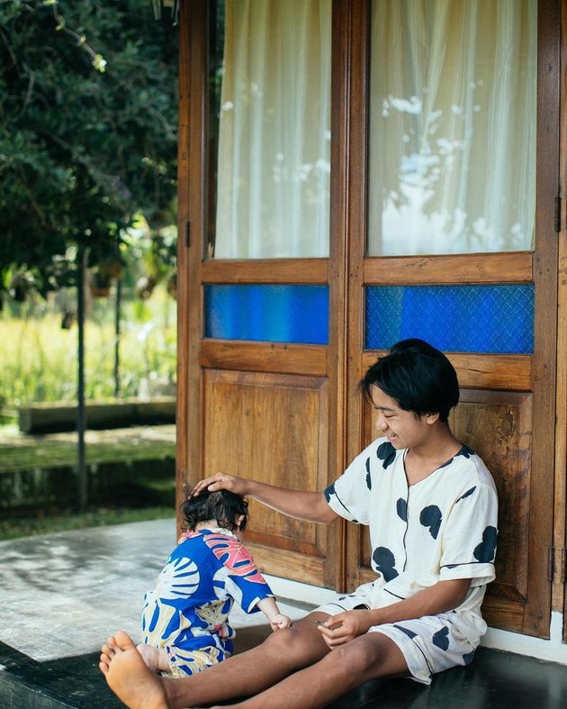 7 Cute Portraits of Thania Putri Onsu with Betrand Peto, Even Just Playing on the Terrace is Fun