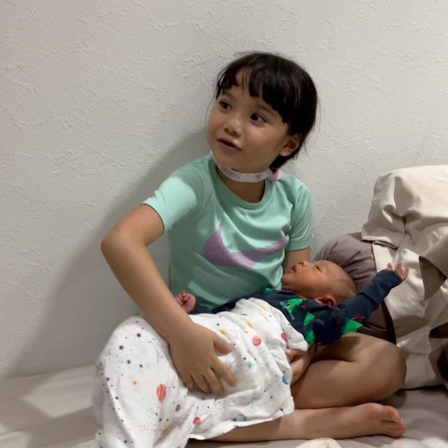 7 Adorable Portraits of Gempi When Carrying Baby Rayyanza, Happy Even Though It's Only for a Short Time - Admitting She Wants to Have Her Own Sibling