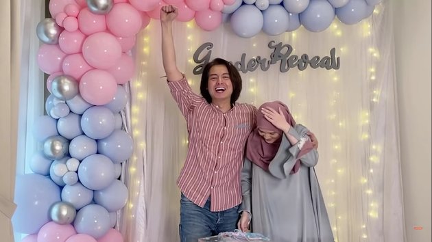 7 Portraits of Cut Meyriska's Second Child Gender Reveal Held in a Small Scale, Finally Going to Have a Champion Again - Roger Danuarta's Happy Expression Becomes the Spotlight