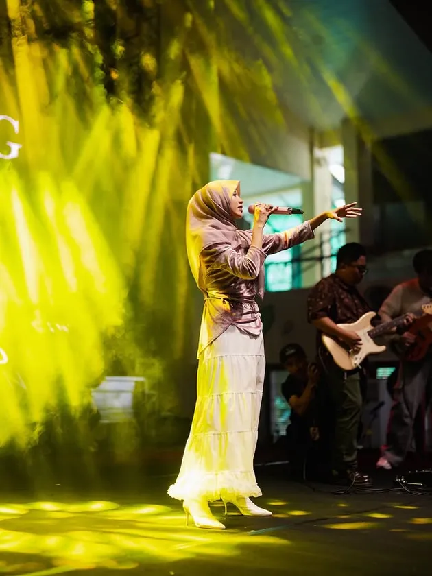 Ghea Indrawari Manggung Pakai Hijab