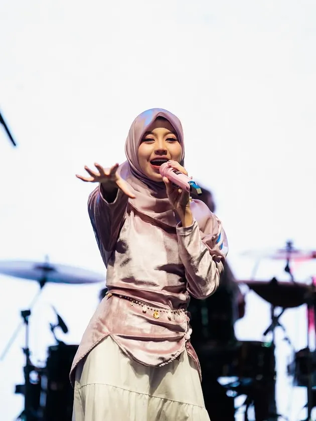 Ghea Indrawari Manggung Pakai Hijab